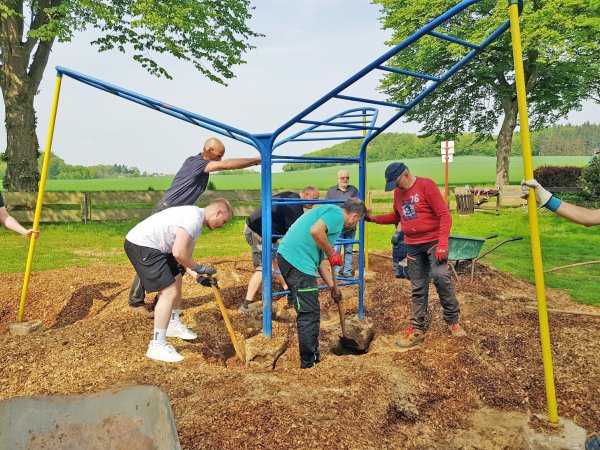 Mit vereinten Kräften haben die Siekholzer angepackt, um ihren Kinderspielplatz wieder zu einem Schmuckstück zu machen. Am 2. Juli weihen sie es ein. - © Marianne Schwarzer(LZ)