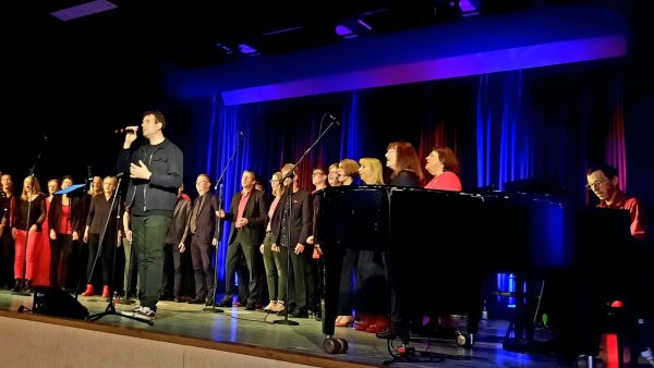 Der Pop-Chor "hautnah VoiceArt" feiert seinen runden Geburtstag in Lage. Chorleiter Simon Herten singt bei One more light das Solo. Die knapp 30 Sänger und Sängerinnen unterstützen ihn tatkräftig. - © Madeleine Biermann