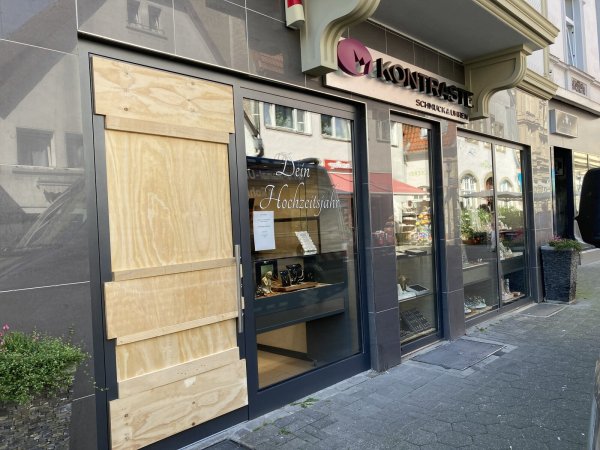 In das Juweliergeschäft Kontraste brachten bislang Unbekannte in der Nacht auf den 1. September ein. - © Cordula Gröne