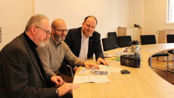 Prof. Dr. Ing. Michael Turk (Inhaber des Ingenieurbüros Turk; von links), Detlef Wehrmann (Fachbereichsleiter für Bauen und Stadtentwicklung) und Bürgermeister Christoph Dolle sprechen über ihre Pläne zum Hochwasserschutz. - © Chiara Wibbeke