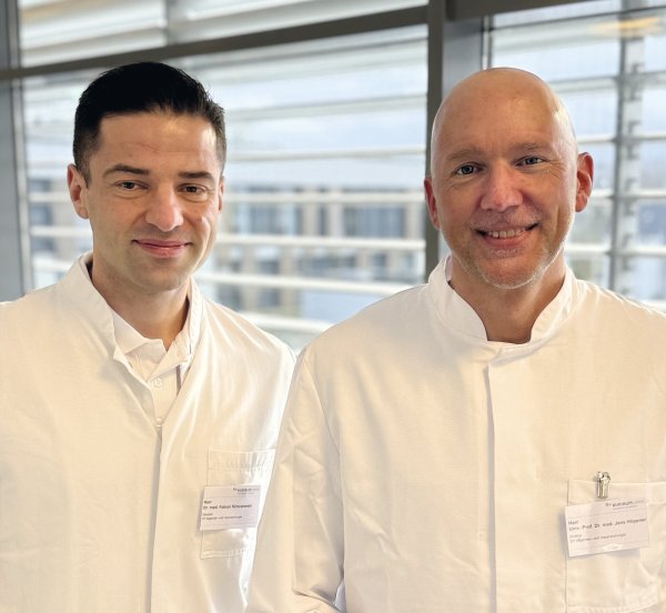Oberarzt Dr. Fabian Nimczewski (links) und Universitäts-Professor Dr. Jens Höppner, Direktor der Universitätsklinik für Allgemein- und Viszeralchirurgie, führen die robotergestützten Operationen an der
Bauchspeicheldrüse am Klinikum Lippe durch. - © Klinikum Lippe