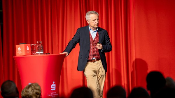 Dr. Moritz Kraemer, Chefvolkswirt und Leiter des Bereiches Research der Landesbank Baden-Württemberg, bei seinem Vortrag in der Sparkassenzentrale in Detmold. - © Sparkasse
