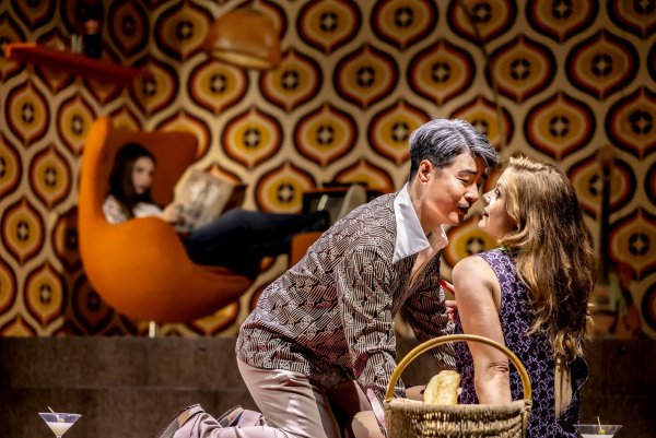 Eleonore Marguerre als Minnie und Ji-Woon Kim als Johnson/Ramerrez, hinten das Mädchen aus der Gegenwart Nika Wesch-Potente. - © Landestheater/Jochen Quast