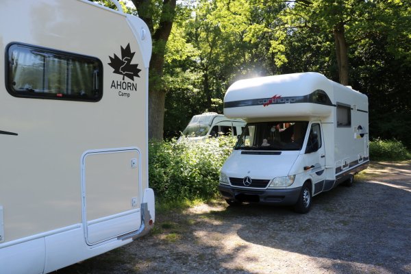 Der Parkplatz der Externsteine wird bereits jetzt regelmäßig von Wohnmobilbesitzern genutzt. Die SPD würde gerne einen ausgewiesenen Wohnmobilhafen dort sehen. Foto: Till Sadlowski - © Till Sadlowski