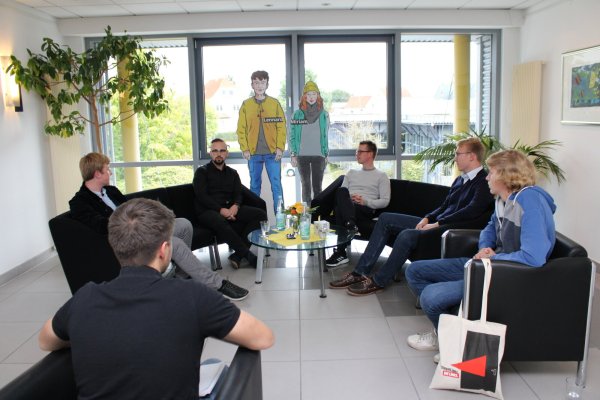 Die fünf lippischen Jungpolitiker (von links) Haakon Herrmuth (Grüne Jugend), Nils Allersmeier (Junge Liberale), Sebastian Vogt (Jusos), Max Hinrichsen (Junge Union) und Johann Müller (Linksjugend) tauschen ihre Ansichten im LZ-Gespräch aus. LZ-Volontär Philipp Kersten (vorne) moderiert die Runde. - © Karolina Schmidt