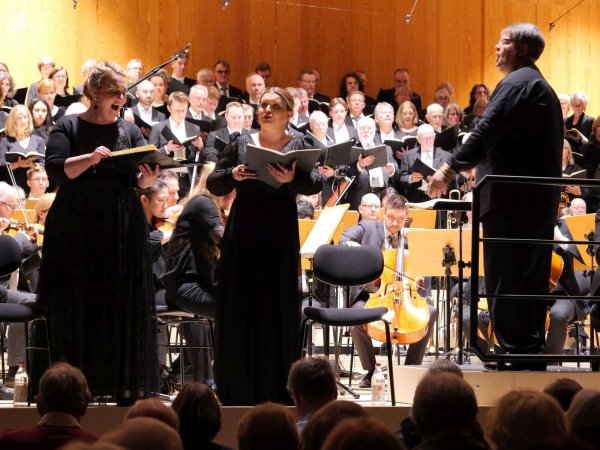 Fesselnde Interpretation des Verdi Requiems. Der Oratorienchor, die NWD und das Solistenquartett harmonieren beeindruckend unter Leitung von Florian Ludwig. Mit Sarah-Jane Brandon, Sofia Pavone und Florian Ludwig (von links). - © Thomas Krügler