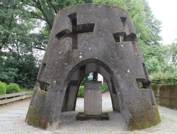 Das Ehrenmal für die Toten der Weltkriege nahe der evangelisch-reformierten Kirche von 1962. - © Dieter Asbrock
