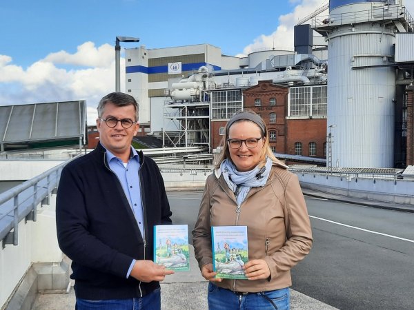 Präsentiert stolz Ihr neues Buch: Kinderbuchautorin Carolin Jenkner-Kruel,
zusammen mit Michael Biermann, Vorsitzender des Fördervereins Stadtbücherei
Lage e.V., vor der Zuckerfabik in Lage, einem der Schauplätze der
Buchgeschichten.

Text: Caroline Jenkner-Kruel – Foto: Madeleine Biermann - © Madeleine Biermann
