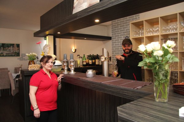 Inhaberin Eleni Reppas und ihr Sohn Konstantinos Reppas stehen in ihrem Restaurant "Hermes" im Deutschen Haus in Alverdissen. - © Nadine Uphoff