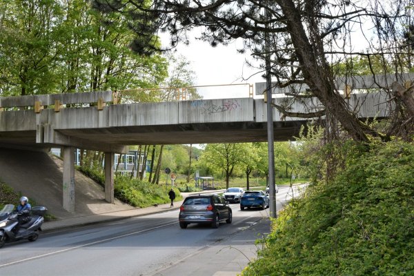 Die Brücke über der Zeppelinstraße zwischen Niklas-Luhmann-Gymnasium und Heinz-Sielmann-Schule soll abgerissen und durch eine neue ersetzt werden. Foto: Karin Prignitz - © Karin Prignitz