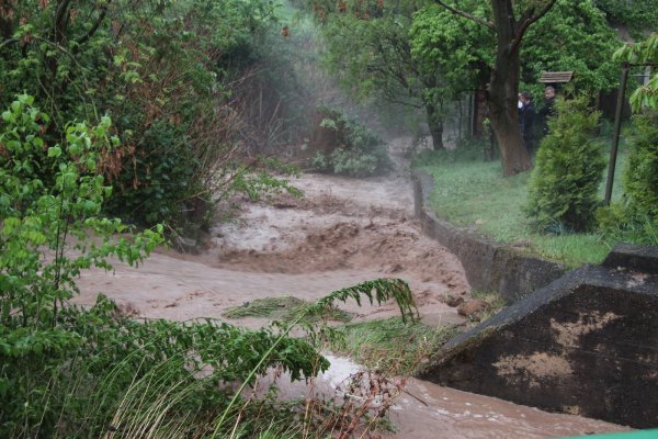 Dass der Wiebesieksbach in Kalldorf im Jahr 2014 nach Starkregen zu einem reißenden Sturzbach wurde, kann als Folge des Klimawandels gelten. - © Archivfoto: Jens Rademacher