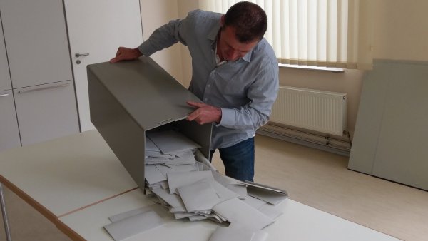 Die Stimmen für die EU-Wahl werden ausgezählt. Lippe vermeldete 63,3 Prozent Wahlbeteiligung. - © Archivbild: Dirk Steinmeier