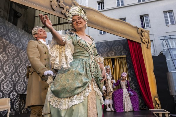 Leonard Lange, Ewa Noack, Gernot Schmidt und Manuela Stüßer auf der Bühne. - © Landestheater Detmold/Jochen Quast