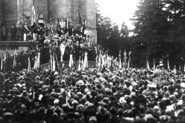 Festrede am 16. August 1925 auf den Stufen des Hermannsdenkmals. - © Kreisarchiv Lippe/gvd Archiv