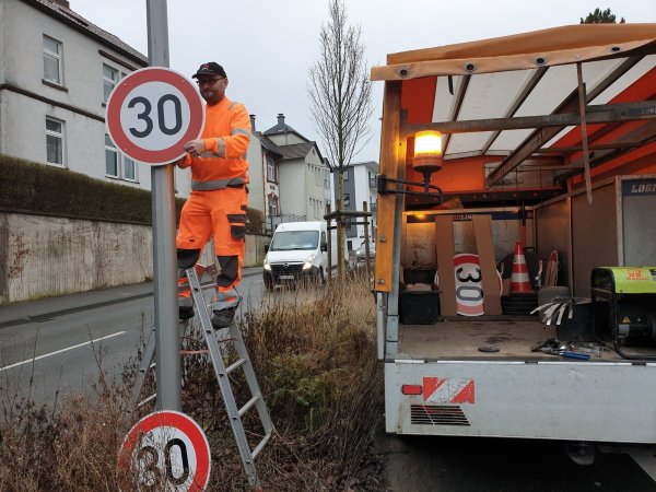 Neue Tempo-30-Schilder bringt Axel Friedrich in der Leopoldstraße an. - © Jost Wolf