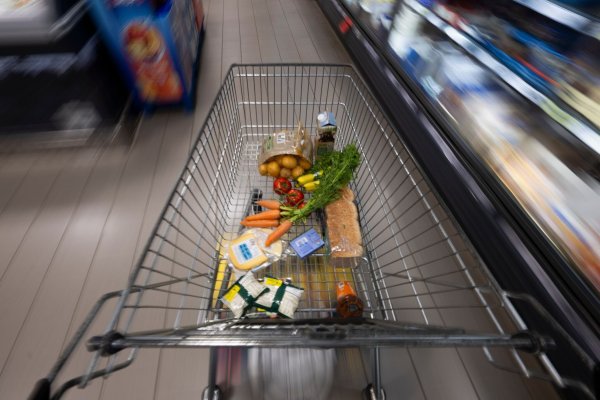 Besonders für Obst müssen Verbraucherinnen und Verbraucher im Vergleich zum Vorjahr tiefer in die Tasche greifen. - © Philip Dulian/dpa
