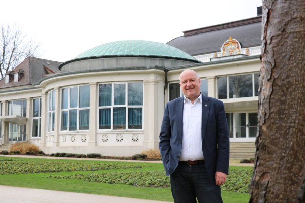 Kurdirektor und Beigordneter Michael Feiler steht vor dem Kurhaus im Kurpark. Dessen Umgestaltung zum modernen Tagungs- und Kongresszentrum ist aktuell eine der Kernaufgaben des Franken. - © Alexandra Schaller
