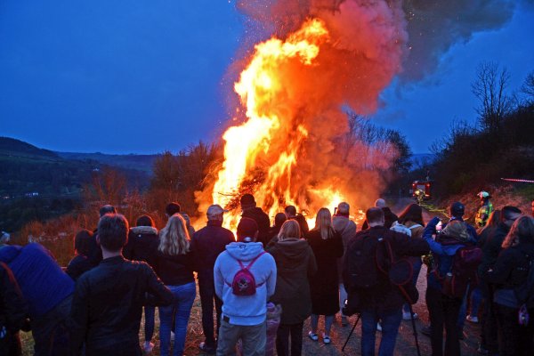 20.000 Menschen verfolgen den Osterräderlauf in Lügde. - © Nicole Ellerbrake