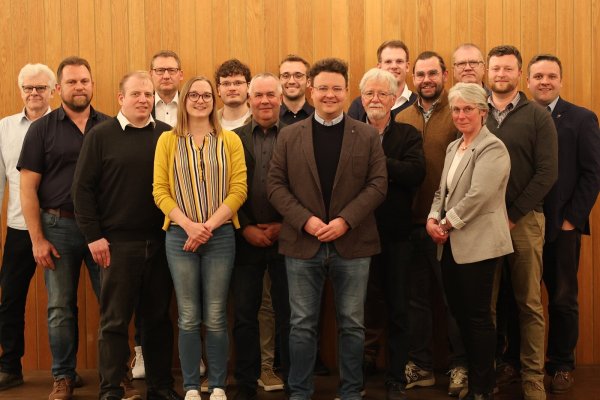 Bürgermeisterkandidat Julian Gerber (vorne, Mitte) und die Kandidatinnen und Kandidaten in den Wahlkreisen für die Wahl des Kalletaler Gemeinderates. - © CDU Kalletal