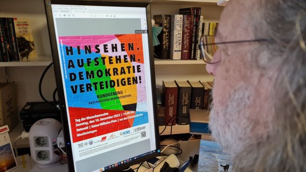 Hinsehen. Aufstehen. Demokratie verteidigen! So lautet der Aufruf für die Kundgebung, die zum Tag der Menschenrechte am Sonntag, 10. Dezember, auf dem Kaiser-Wilhelm-Platz in Detmold stattfinden wird. Initiiert wurde sie von sechs Organisationen, insgesamt stehen aber bereits 25 aus Lippe dahinter. - © Marianne Schwarzer
