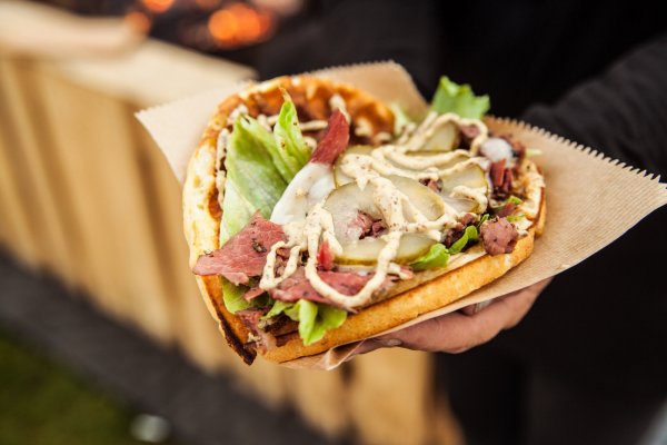 Beim "Cheatday" in Lemgo gibt es auch Pastrami in einer Kartoffelwaffel. - © EVENTWERK Lippstadt