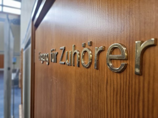 Der Zuschauerraum ist am Dienstagmorgen voll besetzt, als es mit dem Prozess gegen eine Anwältin aus Detmold weitergeht. - © Janet König