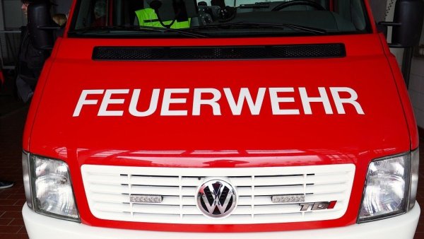 Mittels einer Leiter musste die Feuerwehr die 26-Jährige aus ihrer misslichen Lage befreien. - © Symbolbild: Pixabay