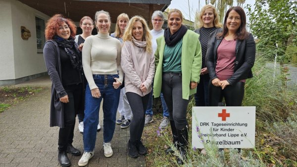 Drei spanische Erzieherinnen (vorne Mitte) sind seit Anfang Oktober in den Det-molder DRK-Kindertageseinrichtungen tätig und lernen Land und Leute kennen: Sara Calle Frías (42), Nuria Muñoz Carillo (37) und Jessica Alemán (41). Sie werden eng begleitet durch (vlnr:) Paola Peña (Personalabteilung), Aline Oehler (Kita Pinneichen), Bettina Brand (Agentur für Arbeit Detmold), Astrid Hanning (Kita Pivitsheide), Sabine Rubart (Personalleitung) und Dortje Rieken (Kita-Fachberatung). - © DRK