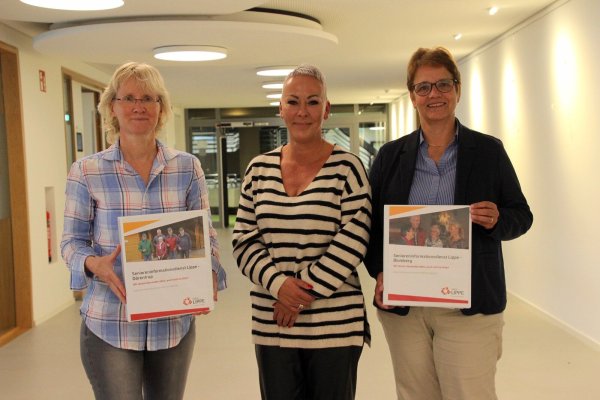 Sie machen sich für die Senioren in Lippe stark: Claudia Holzkämper, Fachbereichsleiterin Soziales und Integration beim Kreis Lippe, Michaela Flake (SinfoL) und Verwaltungsvorstand Sabine Beine. - © Kreis Lippe