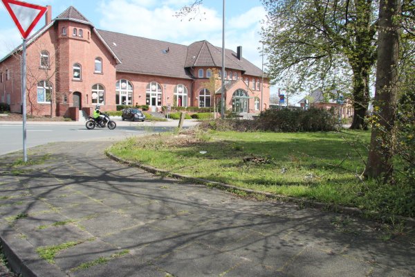 Für den Bau des Radstation hat die Stadt am Sedanplatz gegenüber dem Bahnhof schon Platz geschaffen. Ein Stück der Parkanlage wird dafür verwendet. - © Cordula Gröne