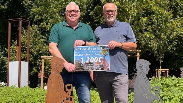 Die Wanderziegler aus Blech nach dem Vorbild des Brakelsieker Denkmals verkaufen sich gut. Jürgen Koch (links) überreicht den Erlös von 1200 Euro an Dirk Steinmeier, Vorsitzender des Heimat- und Verkehrsvereins Brakelsiek. - © Dirk Steinmeier