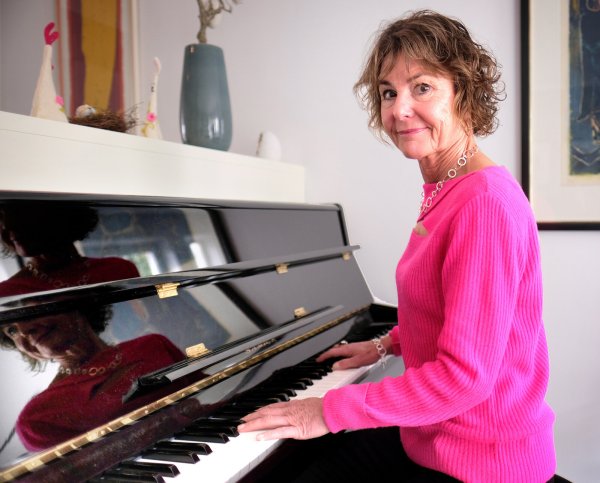 Die Gütersloher Apothekerin Anke Fink hat im Dezember 2022 einen Schlaganfall erlitten. Sie hatte Glück, kämpfte sich zurück ins Leben und nimmt nun als Kandidatin am neuen TV-Quiz von Moderator Jörg Pilawa teil. - © Andreas Frücht