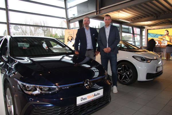 Mark und Christoph Stricker leiten das Autohaus ab dem 1. Juni gemeinsam. Auch künftig soll es sowohl Verbrenner (links) als auch Elektro-Autos (rechts) geben. - © Jana Beckmann