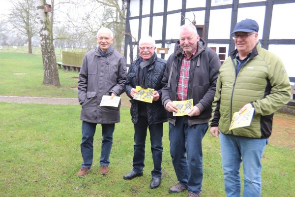 Heimatvereins-Schriftführer Detlef Tamm (von links), Vorsitzender Helmut Depping, Karl-Heinz Haupt und Ralf Brockmeier (beide vom Festausschuss des Heimatvereins) stellen den Veranstaltungskalender für dieses Jahr vor. - © Till Neuhaus