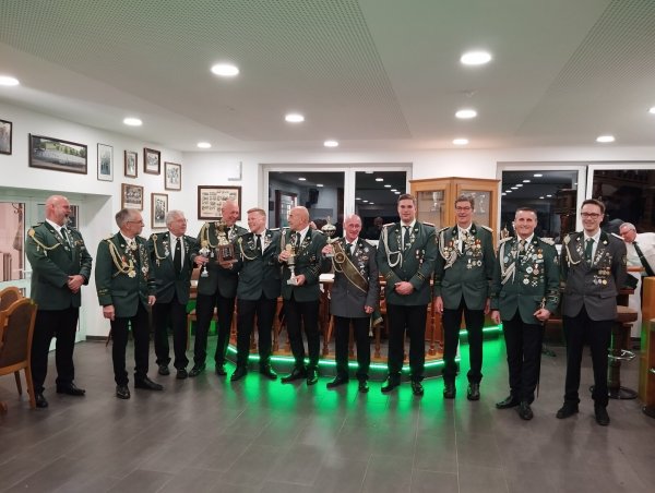 Abschießen am Schießstand in Bösingfeld mit (von links) Matthias Meierkordt, Uwe Meierkordt, Walter Hördemann, Rolf Heitkamp, Tobias Hördemann, Torsten Dreier (Hauptmann der 4. Kompanie), Gerd Lahrmann, Mario Rehmsmeier (stellvertretender Präsident), Präsident Lutz Brakemeier, Oberst Stefan Korbach und Sportleiter Christopher Beni. - © Schützengesellschaft Bösingfeld