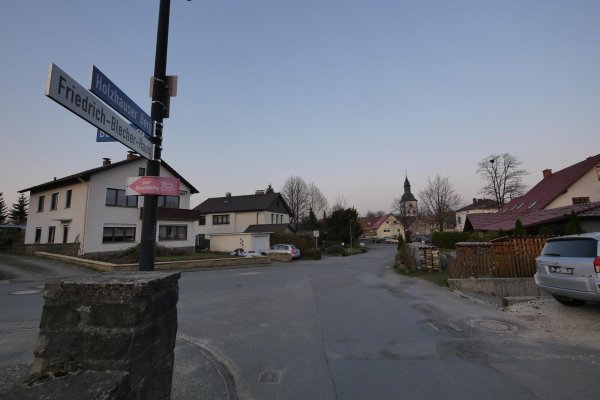 Um die Kreuzung am Holzhauser Berg übersichtlicher zu machen, soll rechts eine Sperrfläche markiert werden, so dass dort keine Fahrzeuge parken dürfen. - © Archivfoto: Jost Wolf