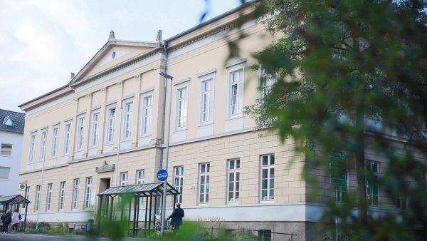 Vor dem Landgericht hätte es am Freitag eigentlich um den Vorwurf räuberischen Diebstahls im "Gorki-Park" gehen sollen. Der Angeklagte taucht aber zum Prozess nicht auf. - © Janet König