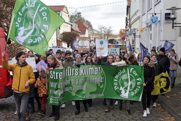Eine große „Fridays for Future“-Demo gab es bereits 2019. Rund 2000 Menschen gehen in Detmold auf die Straße und skandieren Parolen für mehr Klimaschutz. ?Archivfoto: Bernhard Preuss - © Archivfoto: Bernhard Preuß