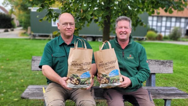 Jens (links) und Erik Hanken vertreiben als regionale Erzeuger erfolgreich auch ihre Kartoffeln in Märkten der Region. - © Katrin Kantelberg