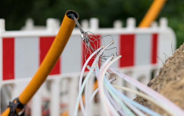 Glasfaseradern bringen schnelles Internet meist bis in graue Kästen am Straßenrand. Der Kreis erklärt die Baumaßnahmen dafür, die der Bund mitfinaziert hatte, für beendet. - © Verwendung weltweit