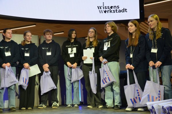Bei der Preisverleihung von "Jugend forscht" in Bielefeld: Die Bad Salzufler Schüler Pia Luisa Strachau (von links), Sophie Neufeld, Frederik Rolf, Marie Buchhorn, Jonah Marie Flaskämper, Jannis Biedermann, Jule Heseler und Melina Oberhoff. - © Sibylle Kemna