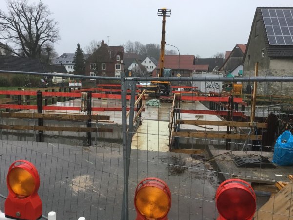Die Bauarbeiten an der Brücke über die Bega in Bega gehen voran. - © Axel Bürger