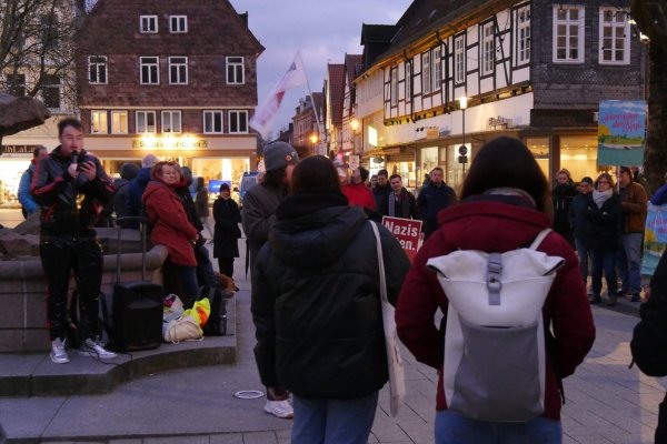 Etwa 120 Menschen haben sich am Monagabend auf dem Detmolder Marktplatz an einer Mahnwache gegen die "Spaziergänge" der Rechten beteiligt. - © Jost Wolf