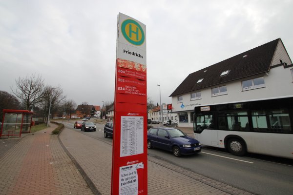 Die Bushaltestelle "Friedrichs" in Bösingfeld steht schon lange auf der Prioritätenliste der Gemeinde. Dieses Jahr soll sie endlich umgebaut werden. - © Archivfoto: Jens Rademacher