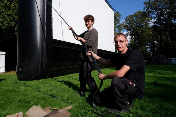 Sebastian Hanneforth (links) und Jonas Nagel beim Aufbau der aufblasbaren Leinwand. - © Lorraine Brinkmann