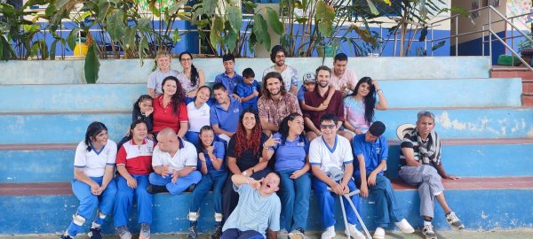 Betreuungs- und Lehrpersonal des Colegio Fundación Marillac mit einigen ihrer Schüler, die unterschiedliche Handicaps haben. Der Beller Moritz Fiedler (Zweiter von rechts, mittlere Reihe) versucht, für die Schule Spenden zu akquirieren. - © Colegio Fundación Marillac