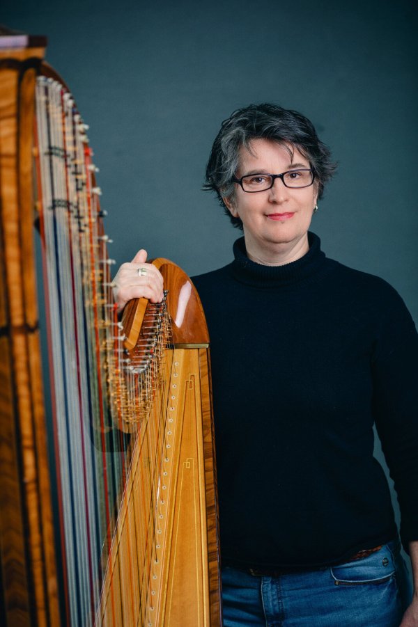 Gerdie Broeksma spielt die Harfe im Orchester des Landestheaters Detmold. - © Marc Lontzek/Landestheater