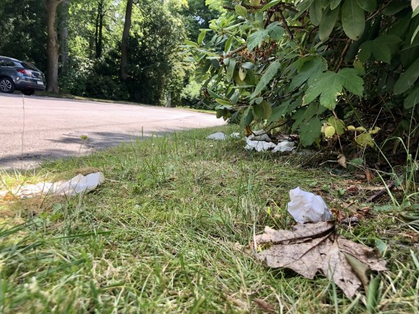 Tücher mit eingetrockneten Flüssigkeiten auf dem Parkplatz am Friedhof Obernberg. Foto: Sven Kienscherf - © Sven Kienscherf