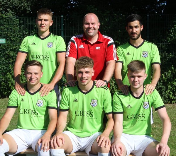 Trainer Markus Rüschenpöhler (rotes Dress) begrüßt die Neuen (oben von links) Arne Hüls, Seyithan Karatay, (unten von links) Samjuel Heim, Julian Jobstmeier und Justin Gottfried. - © Sebastian Lucas