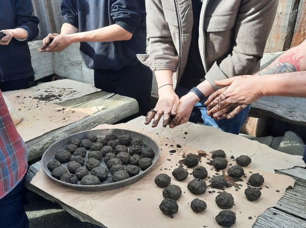 Beim Azubi-Samstag haben die Auszubildenden „Seedbombs“ hergestellt. Die daraus wachsenden Blumen leisten einen Beitrag zur Artenvielfalt. - © Kramp & Kramp